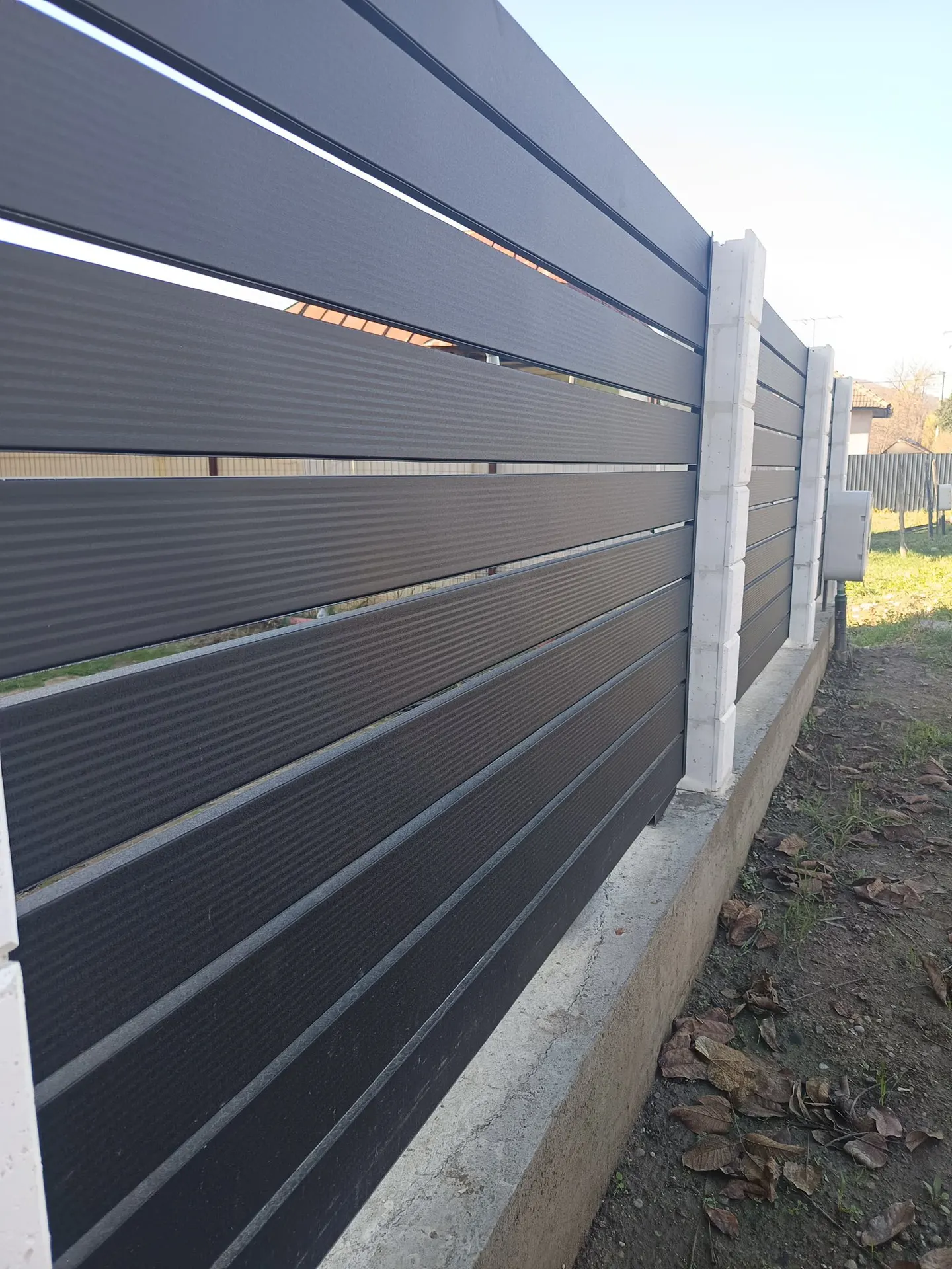 X120 nervurat – gard metalic tip casetă montat – 1