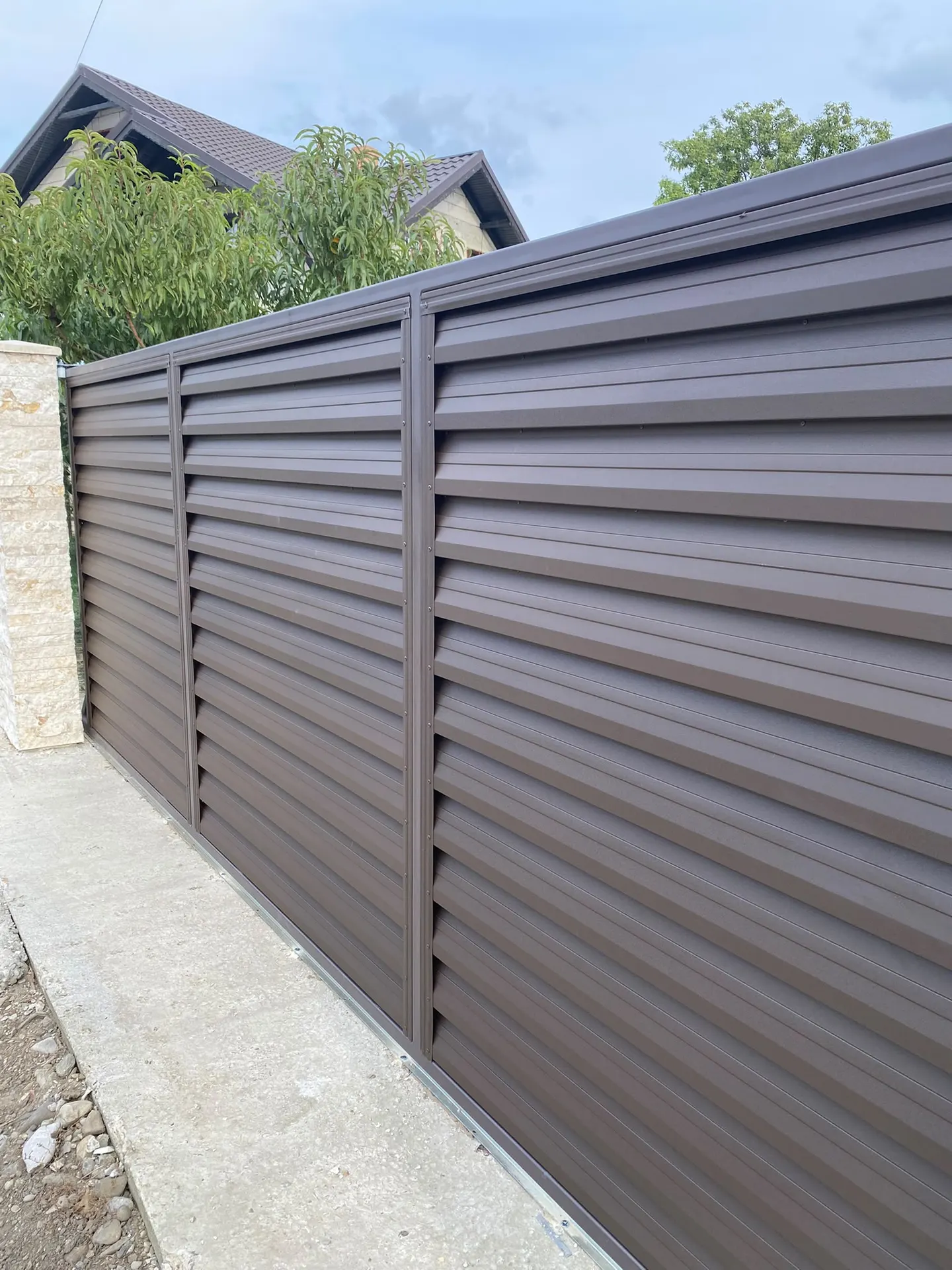 X121 – gard metalic tip jaluzea montat – 1