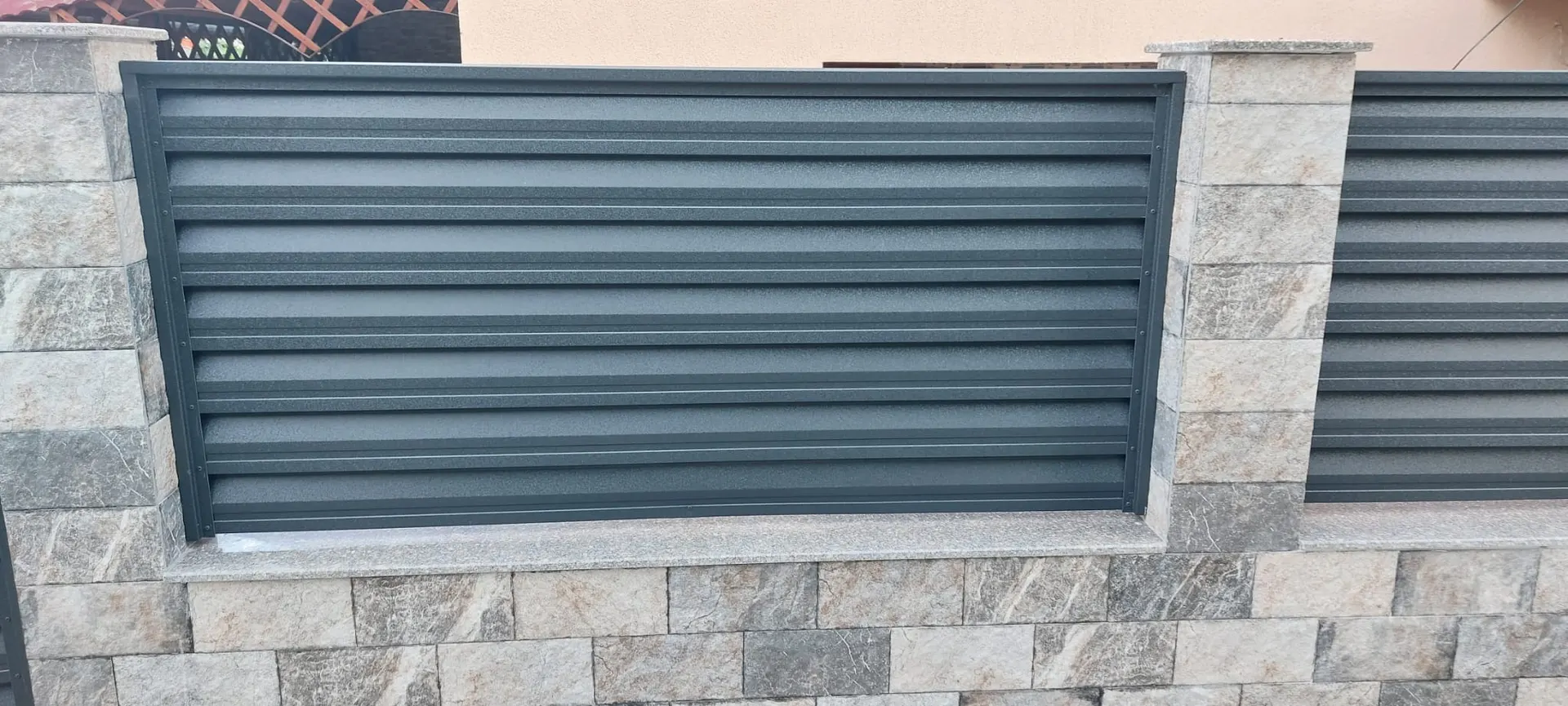 X135-2F – gard metalic tip jaluzea montat – 1